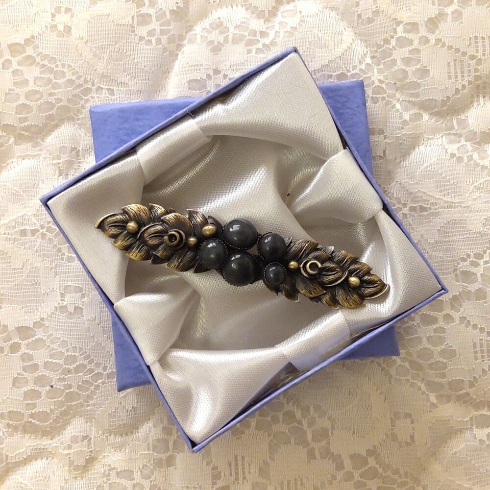 NWOT Elegant Design Vintage Style Fashionable Green Stone Jade Scarf Brooch
